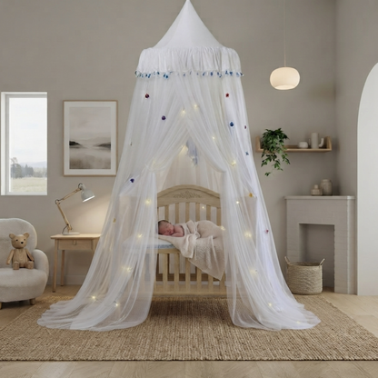 Moustiquaire lit bébé baldaquin blanc avec pompons bleus, berceau, chambre claire avec fenêtre