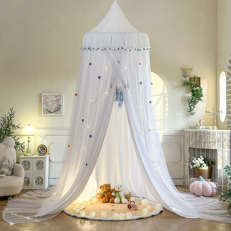 Moustiquaire lit bébé baldaquin blanc transparent, berceau, coussin au sol, tapis, chambre claire.