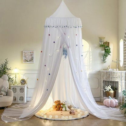 Moustiquaire lit bébé baldaquin blanc transparent, berceau, coussin au sol, tapis, chambre claire.