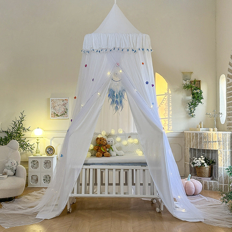 Moustiquaire lit bébé baldaquin blanc guirlande lumineuse étoiles, berceau, chambre avec fenêtres, lumière du jour.
