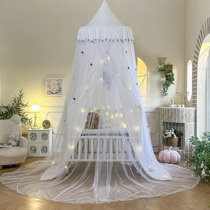 Moustiquaire lit bébé baldaquin blanc guirlande lumineuse étoiles, berceau, tapis rond, chambre lumineuse style bohème.
