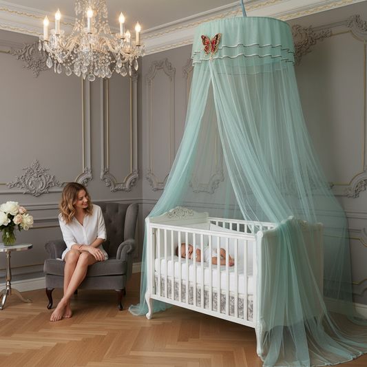 Moustiquaire lit bébé avec ciel de lit turquoise dans une chambre élégante avec un berceau blanc.