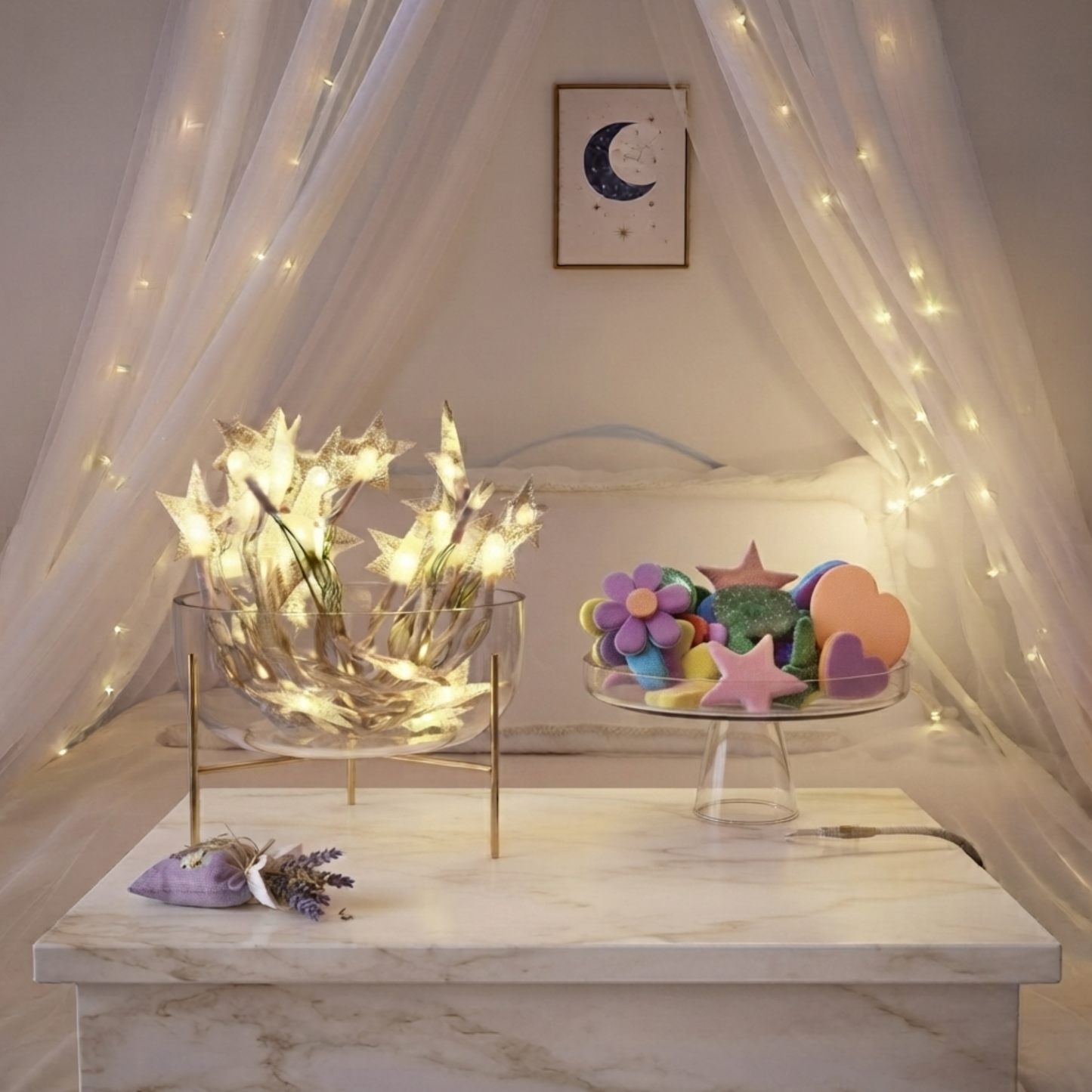 Moustiquaire lit bébé baldaquin blanc détail guirlande étoiles et pompons colorés, lampe d'appoint lumineuse.