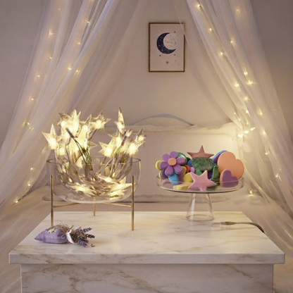 Moustiquaire lit bébé baldaquin blanc détail guirlande étoiles et pompons colorés, lampe d'appoint lumineuse.
