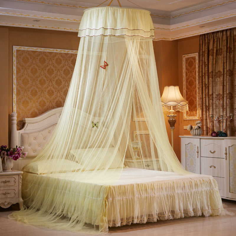 Moustiquaire lit bébé jaune doux en tissu léger et aérien.