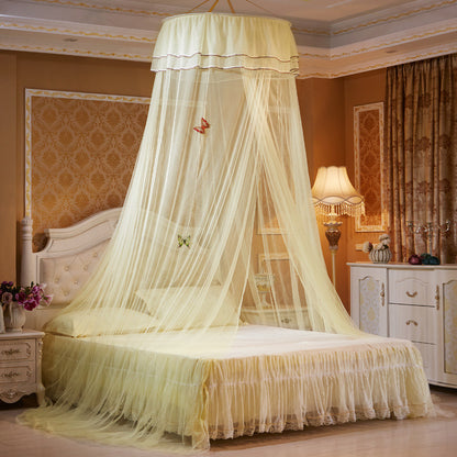 Moustiquaire lit bébé jaune doux en tissu léger et aérien.