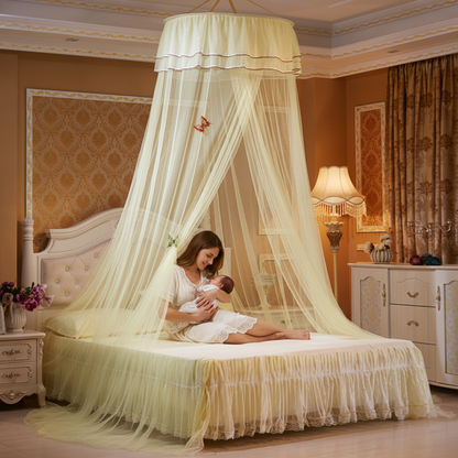 Moustiquaire  lit bébé avec maman et bébé dans les bras sur le lit, moustiquaire jaune avec papillons