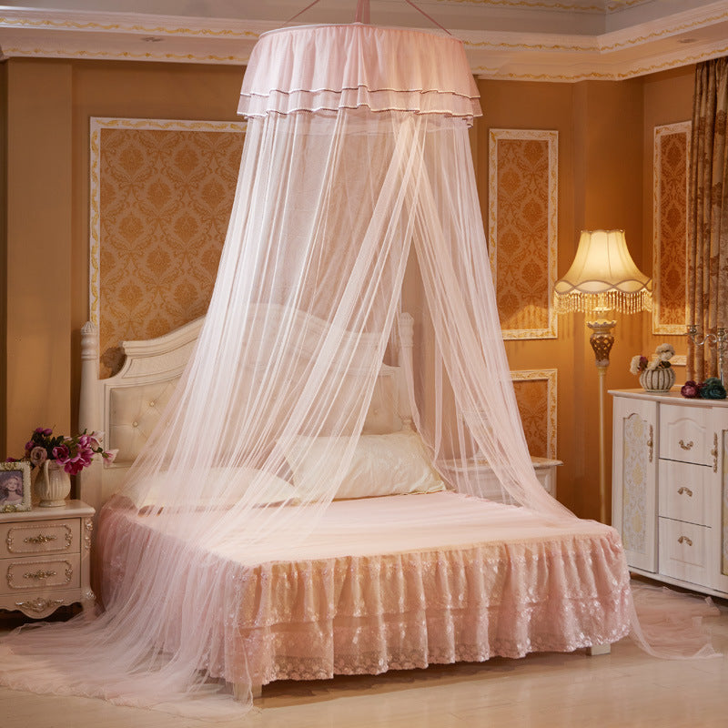 Moustiquaire lit bébé en version rose poudré pour chambre de petite fille.
