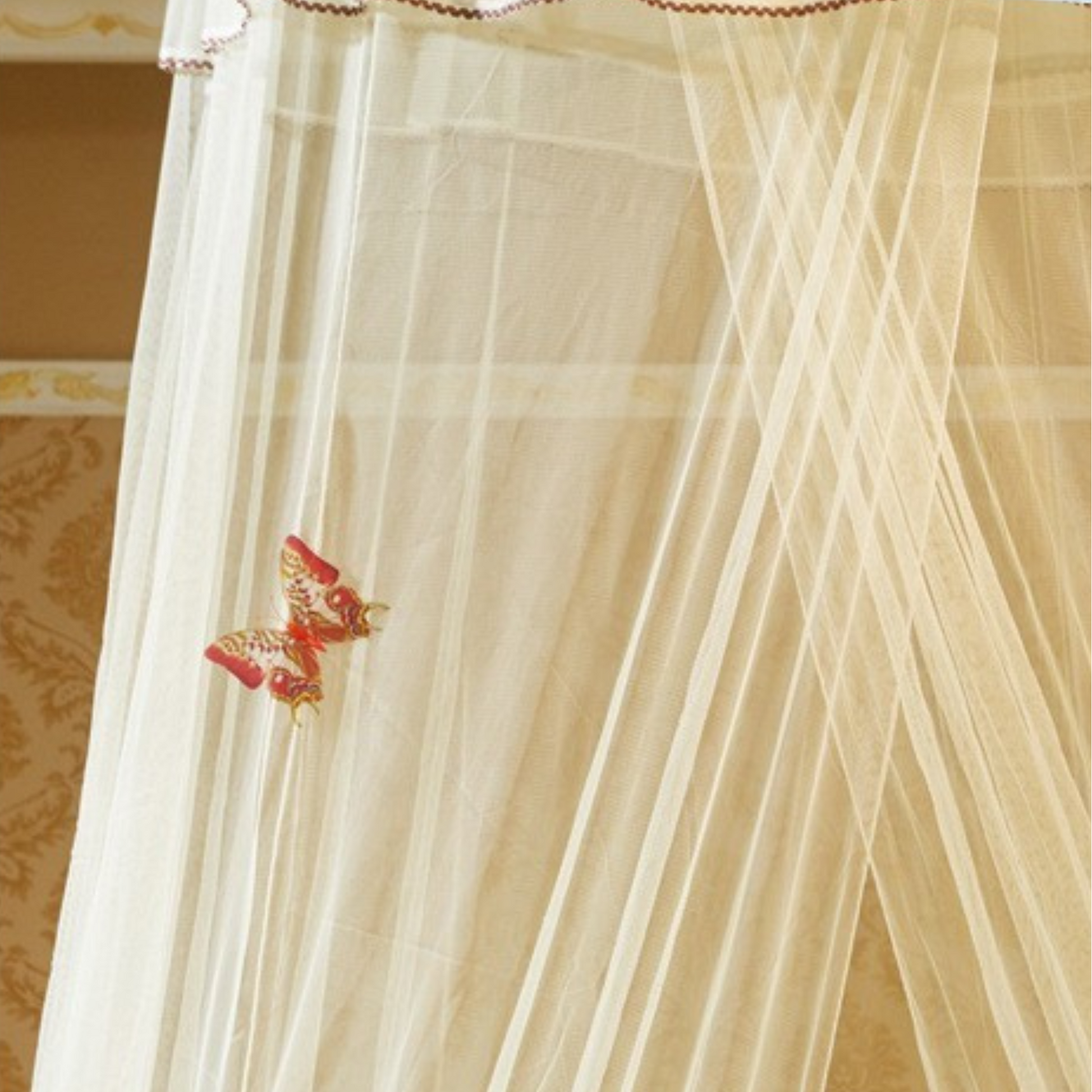 Moustiquaire lit bébé en gros plan sur le tissu voile et transparent de la moustiquaire lit bébé.