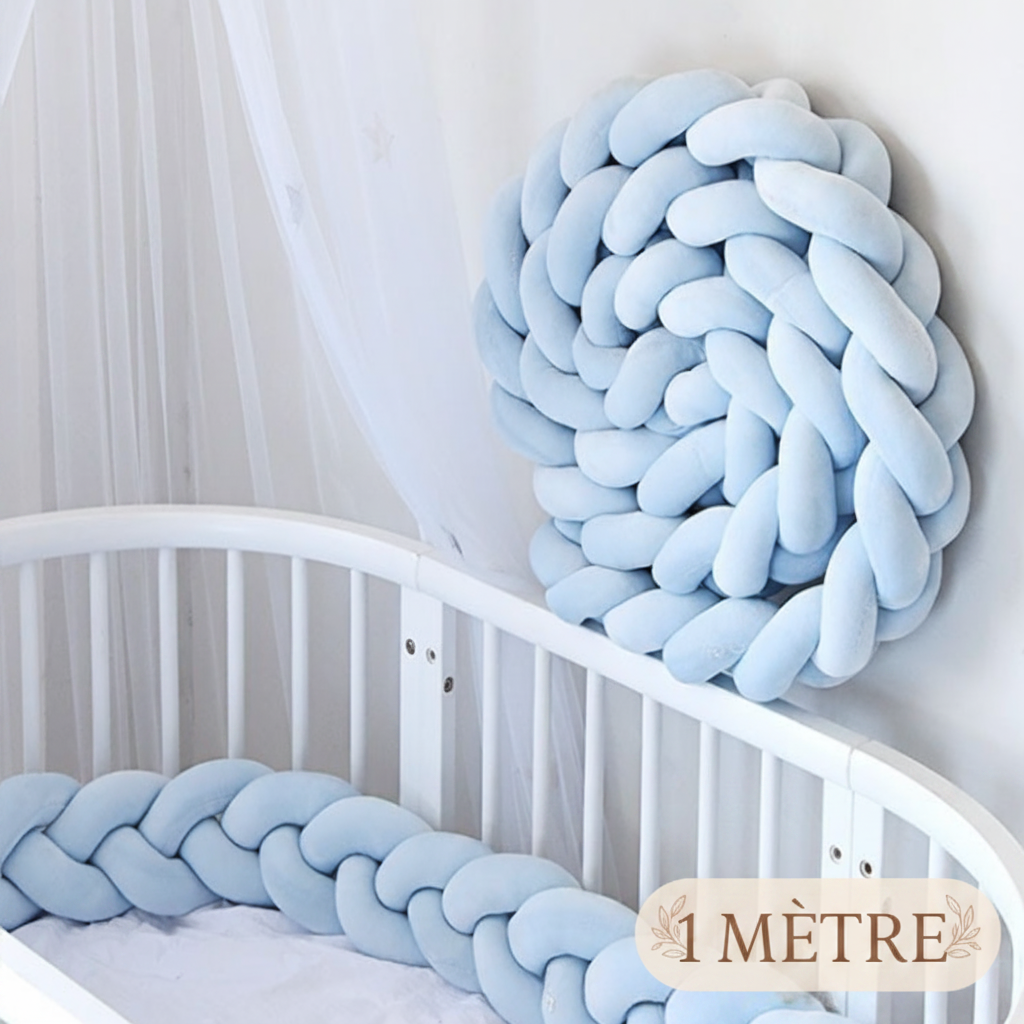 Réducteur de lit tressé AZURIN™ – 1 mètre, tresse bleu ice style boho, lit ovale blanc, nurserie nordique
