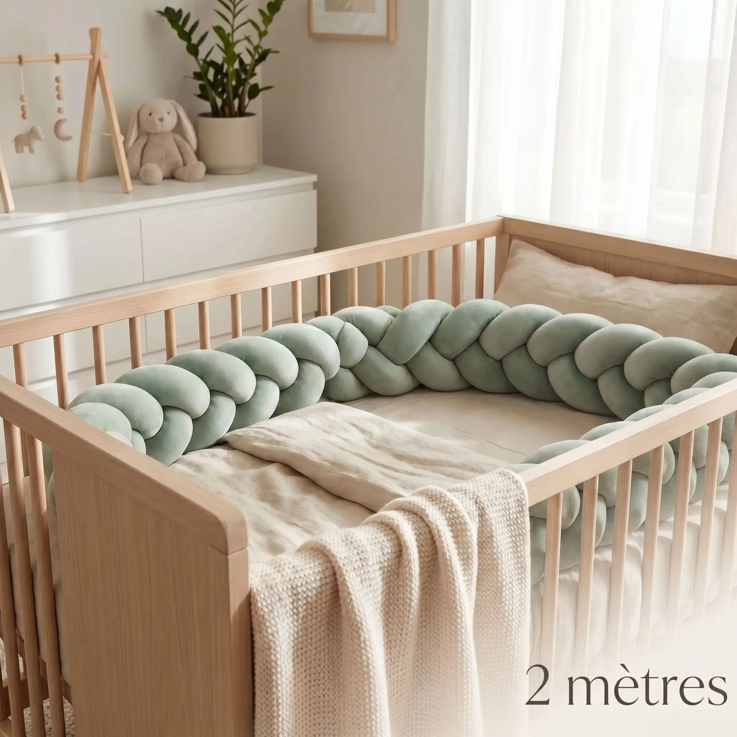 Réducteur de lit d'une longueur de 2 mètres formant un cocon protecteur et confortable pour le sommeil des tout-petits.