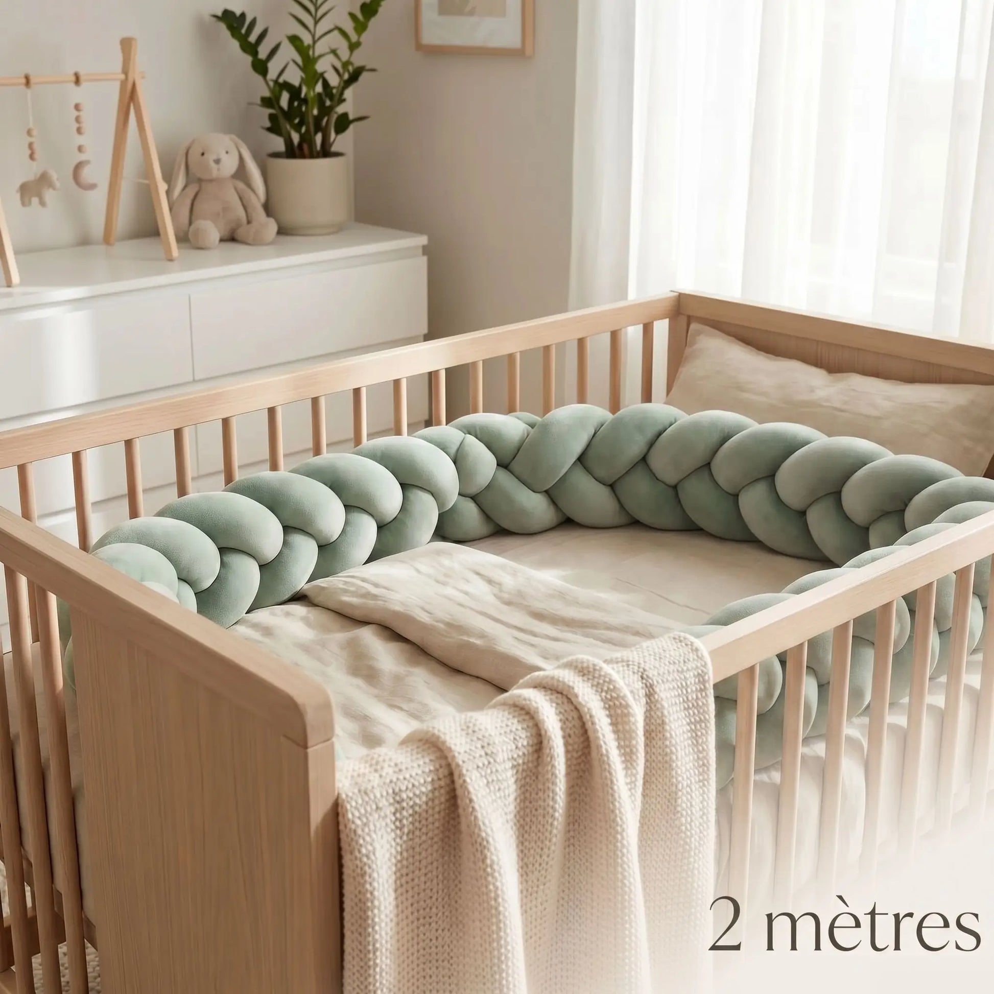 Réducteur de lit d'une longueur de 2 mètres formant un cocon protecteur et confortable pour le sommeil des tout-petits.