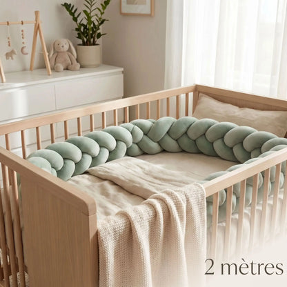 Réducteur de lit d'une longueur de 2 mètres formant un cocon protecteur et confortable pour le sommeil des tout-petits.