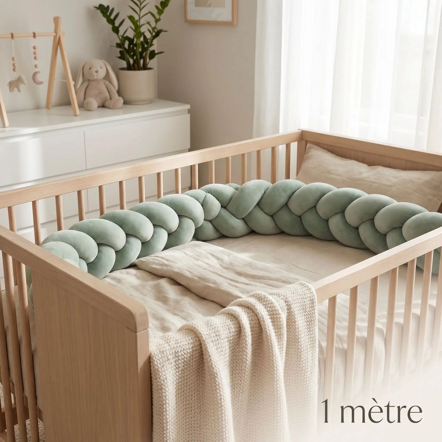 Réducteur de lit de 1 mètre utilisé comme petit tour de lit ou cale-bébé décoratif dans une chambre d'enfant.