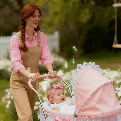 Veilleuse bruit blanc bébé accrochée à la poignée d'un landau rose vintage, promené par une mère souriante dans un jardin fleuri.