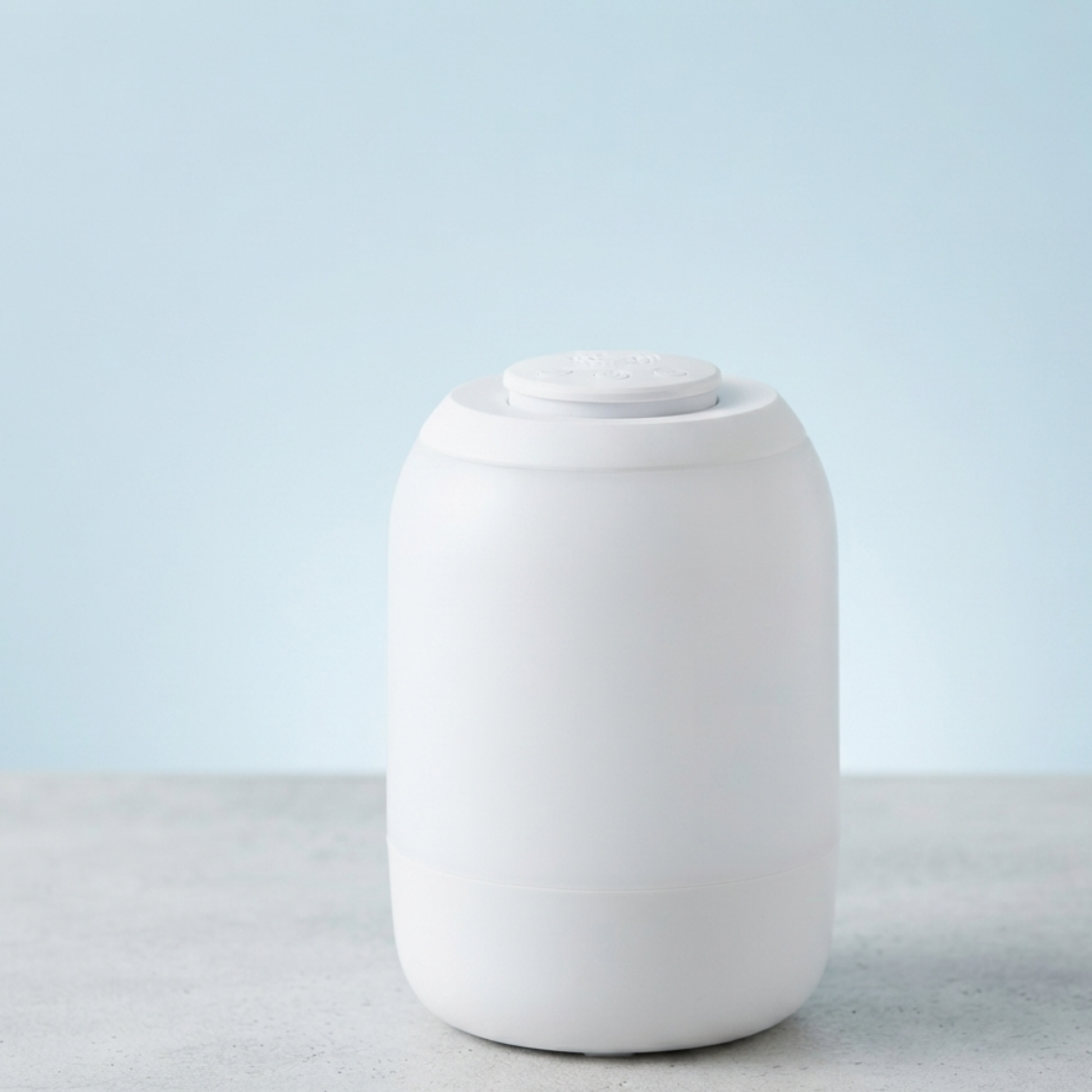 Veilleuse de nuit blanche au design minimaliste pour intérieur moderne.