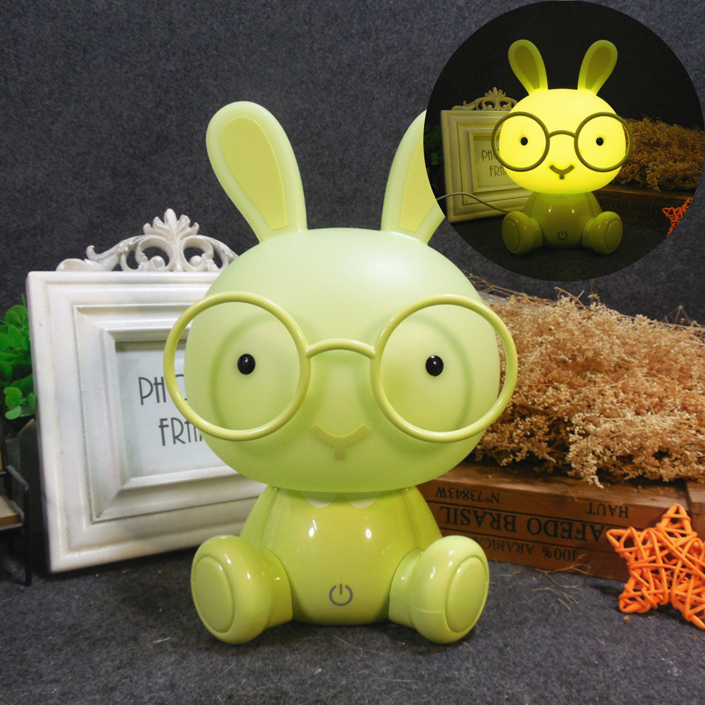 Veilleuse lapin verte lumineuse installée sur un meuble en bois à côté d'accessoires décoratifs de chambre d'enfant.