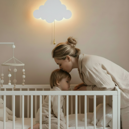 Veilleuse murale nuage diffusant une douce lumière pour aider une maman à border son bébé.