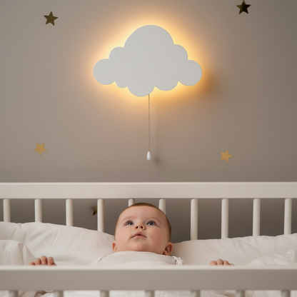 Veilleuse murale nuage éclairant doucement un bébé endormi dans son lit à barreaux.