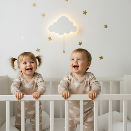 Veilleuse murale nuage décorative pour chambre de bébé avec deux enfants souriants dans un lit à barreaux.