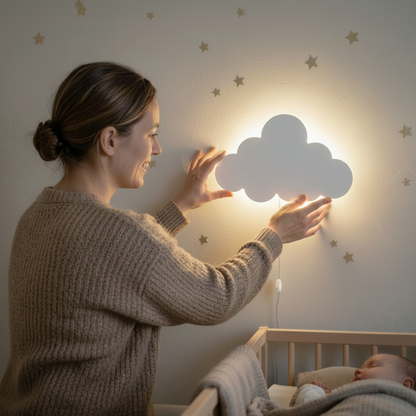 Veilleuse murale nuage installée par une maman au-dessus d'un berceau pour une ambiance apaisante.