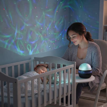 Veilleuse projection bébé diffusant une lumière apaisante dans une chambre, avec une maman veillant sur son bébé endormi dans un berceau.
